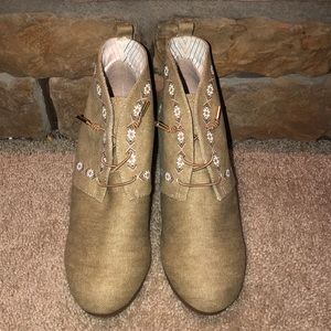 Burlap colored booties.
